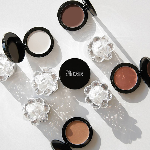 トレンドの濡れツヤ感をプラスして大人メイクに♪